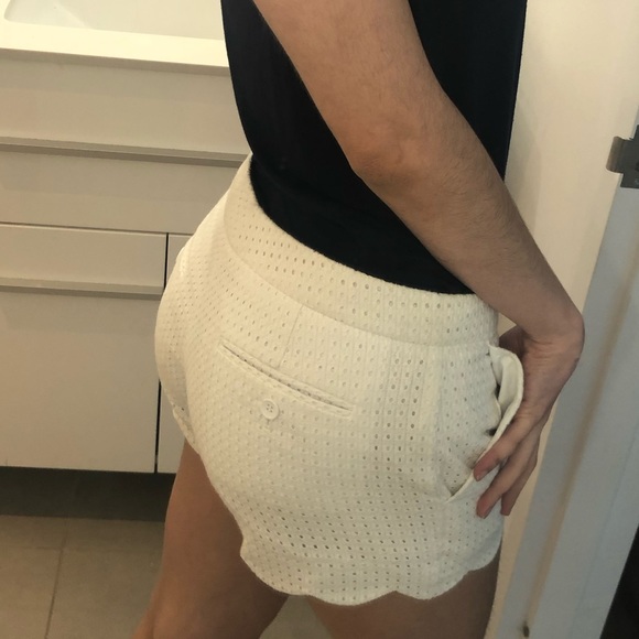 Classy & versatile Club Monaco White Short - Picture 3 of 8